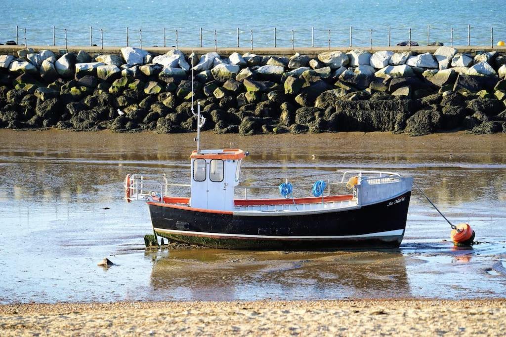 Two Bedroom Private Cottage With Private Parking Just By The Sea Herne Bay Bagian luar foto