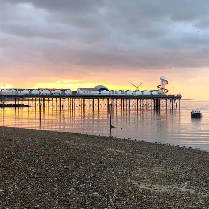 Two Bedroom Private Cottage With Private Parking Just By The Sea Herne Bay Bagian luar foto